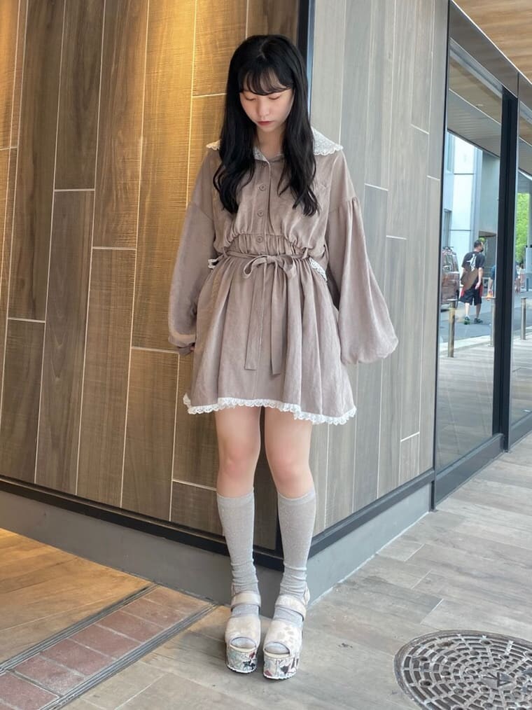 ベージュ系のワンピース、ベージュ系のサンダルを着用したレディースの夏コーディネートの2枚目の写真