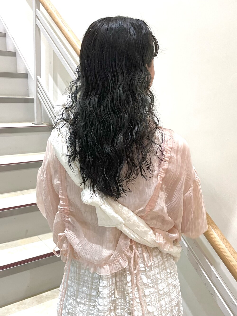 ピンク系のシャツ/ブラウス、ホワイト系のワンピース、ホワイト系のボディバッグ/ウエストポーチを着用したレディースの夏コーディネートの5枚目の写真