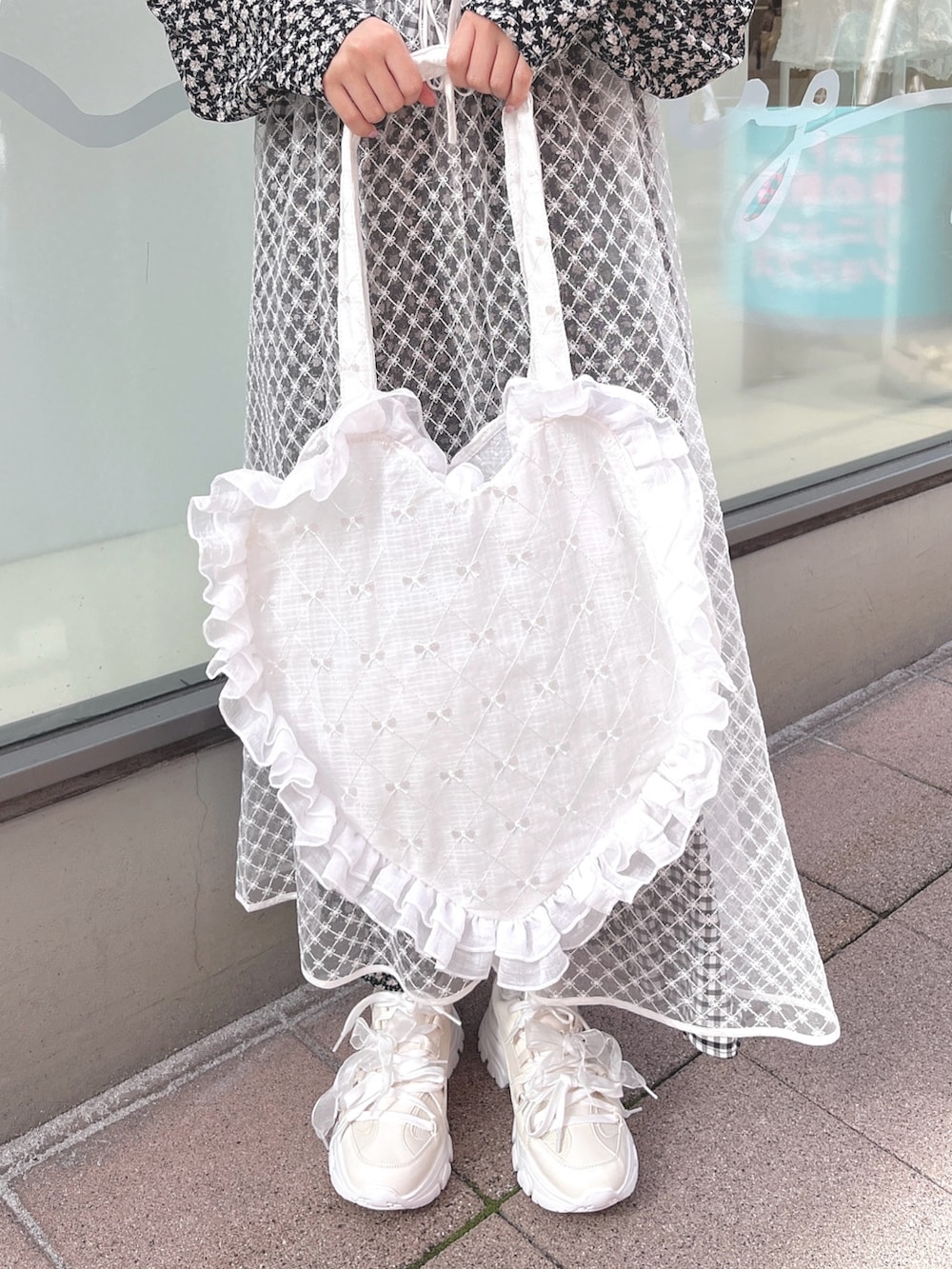 ブラック系のワンピース、ホワイト系のワンピース、ホワイト系のトートバッグを着用したレディースの春コーディネートの8枚目の写真