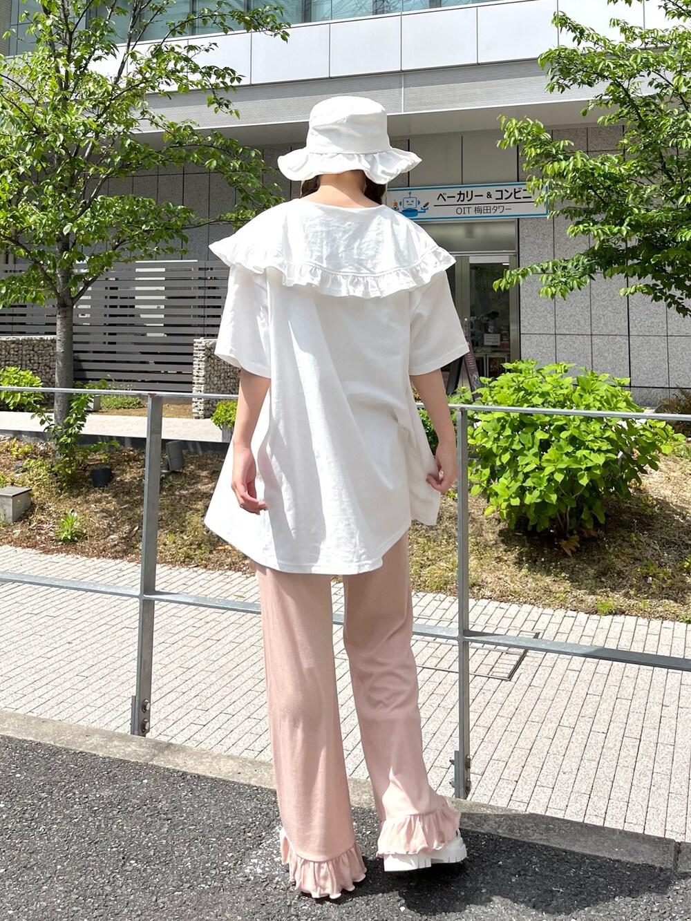 ホワイト系のサンダル、ホワイト系のTシャツ/カットソー、ピンク系のその他パンツを着用したレディースの春コーディネートの4枚目の写真