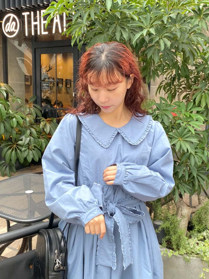 ブラック系のローファー、ブラック系のショルダーバッグ、ブルー系のワンピースを着用したレディースの秋コーディネートの4枚目の写真