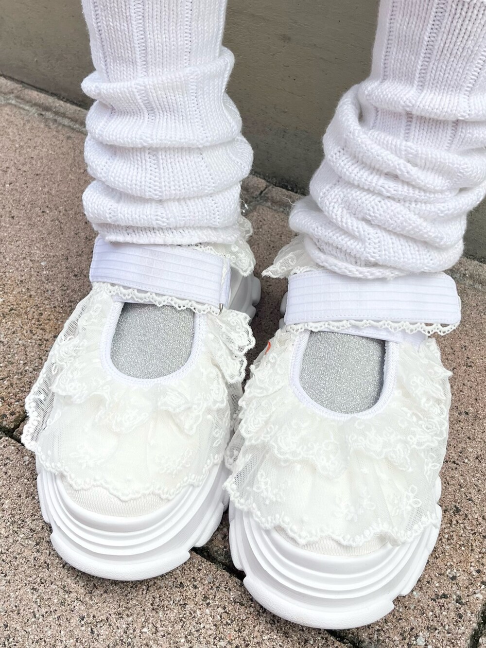 ピンク系のブルゾン、グレー系のニット/セーター、ベージュ系のショルダーバッグを着用したレディースの秋コーディネートの10枚目の写真