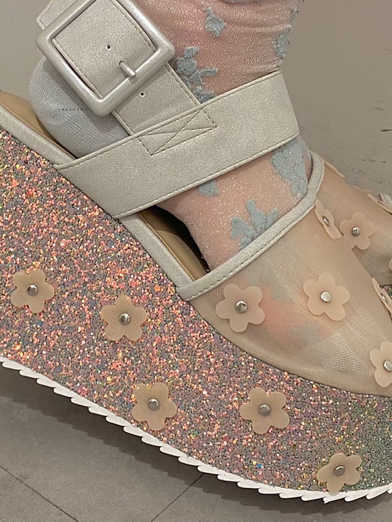 ホワイト系のトートバッグ、ホワイト系のワンピースを着用したレディースの春コーディネートの9枚目の写真