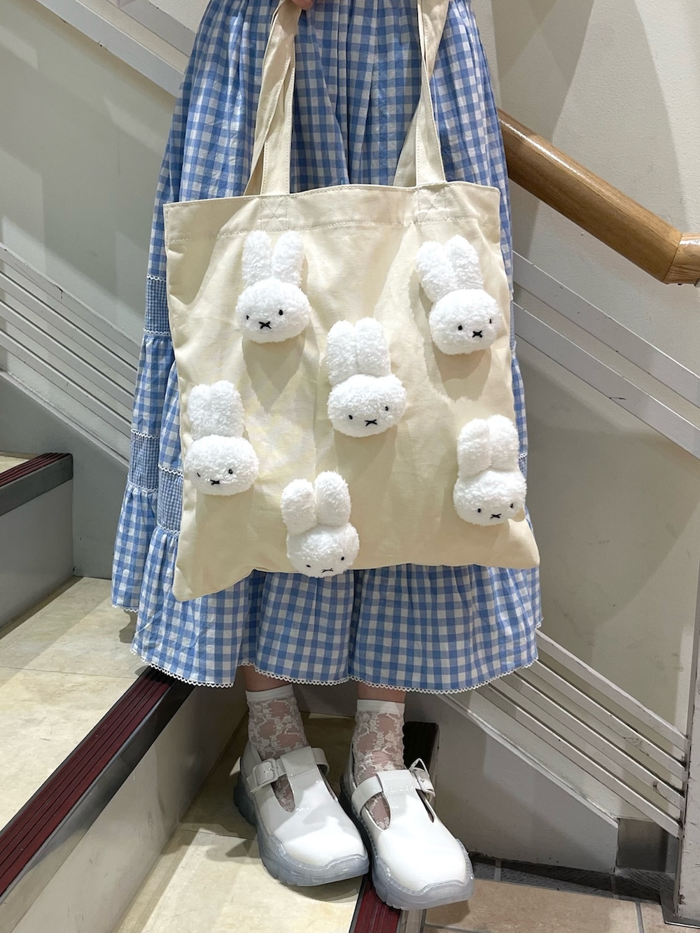 ホワイト系のシャツ/ブラウス、ブルー系のスカート、ホワイト系のトートバッグを着用したレディースの春コーディネートの4枚目の写真