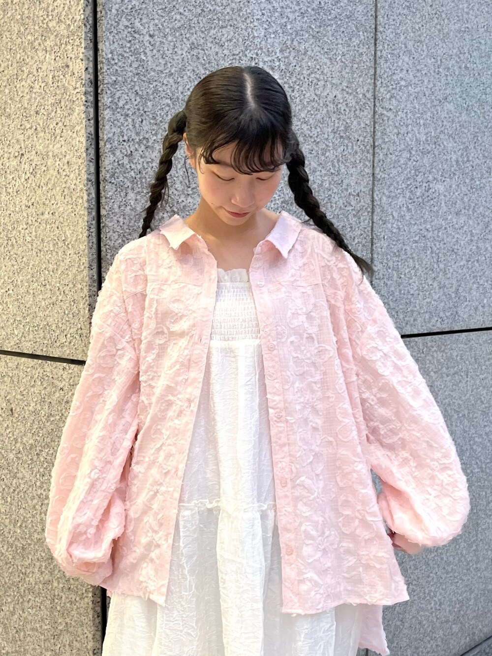 ピンク系のシャツ/ブラウス、ホワイト系のワンピース、ゴールド系のパンプスを着用したレディースの春コーディネートの5枚目の写真