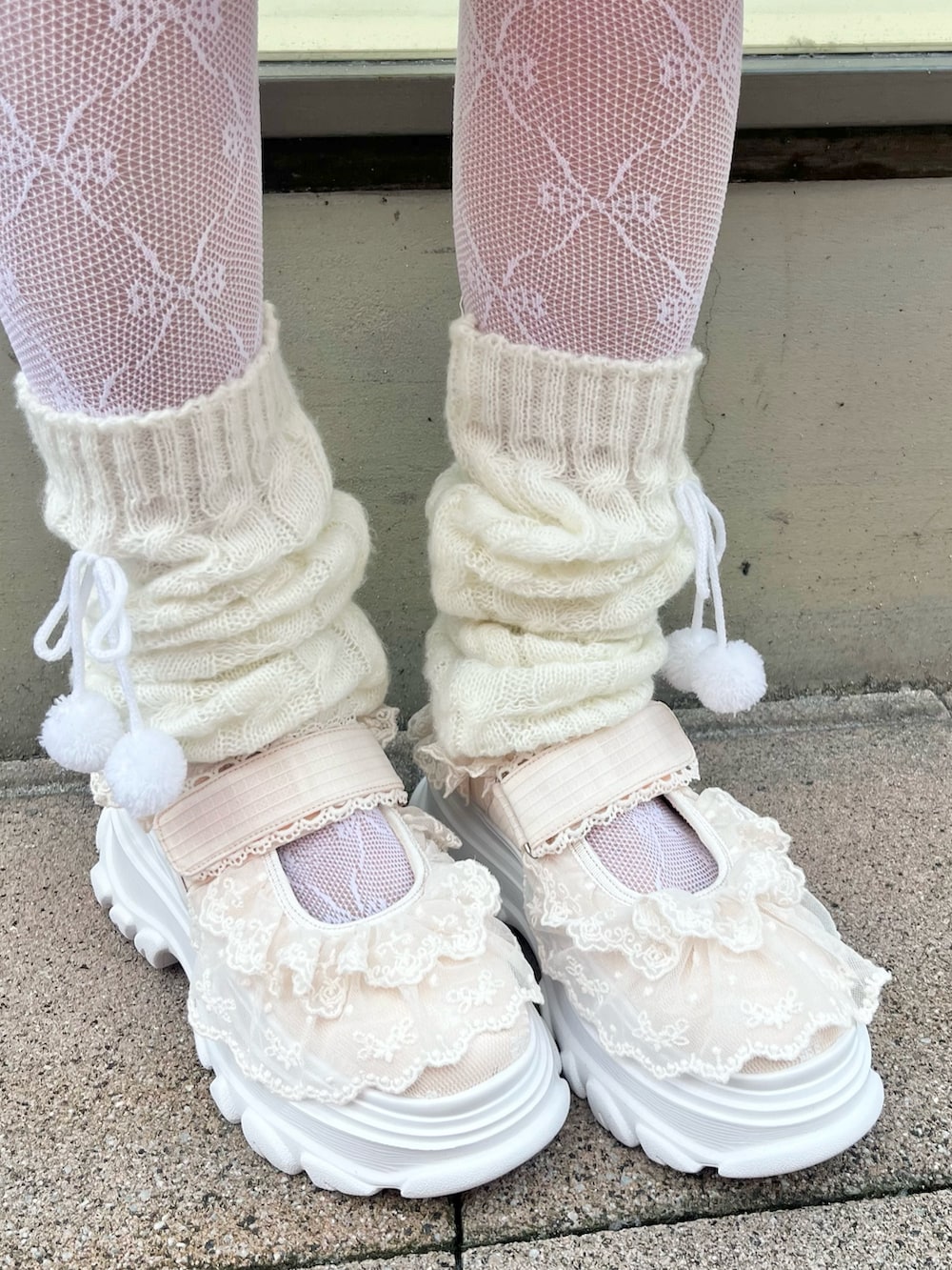 ホワイト系のシャツ/ブラウス、ピンク系のワンピース、ホワイト系のハンドバッグを着用したレディースの秋コーディネートの9枚目の写真