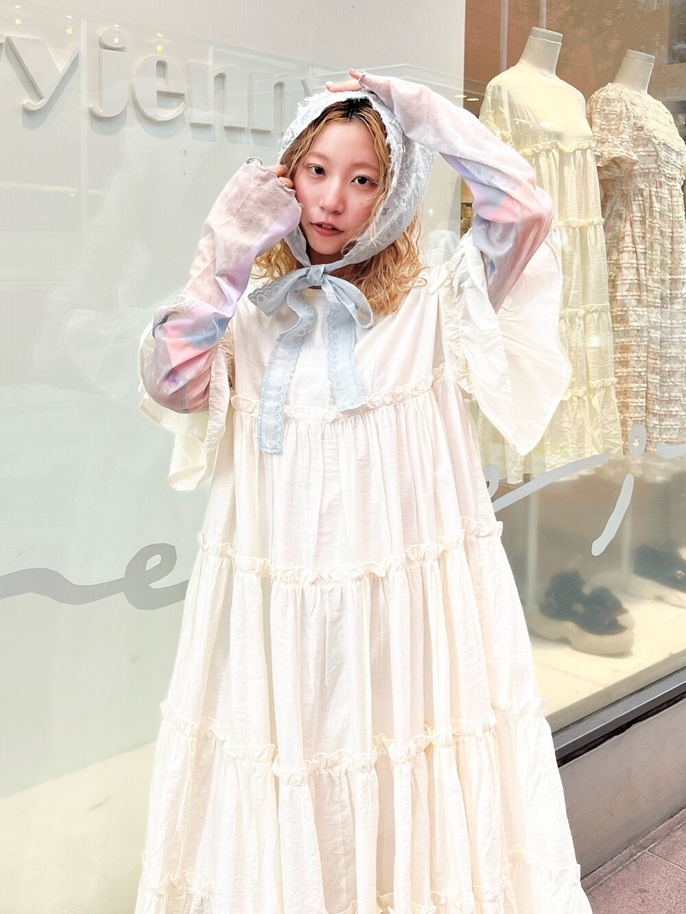 ピンク系のTシャツ/カットソー、ホワイト系のワンピース、ブラウン系のブーツを着用したレディースの夏コーディネートの3枚目の写真