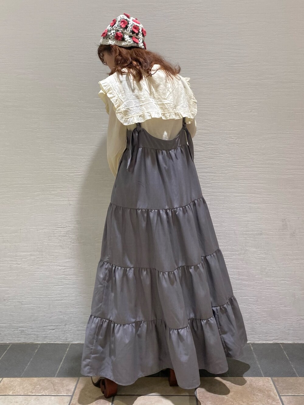 グレー系のワンピース、ホワイト系のシャツ/ブラウス、ホワイト系のボストンバッグを着用したレディースの秋コーディネートの3枚目の写真