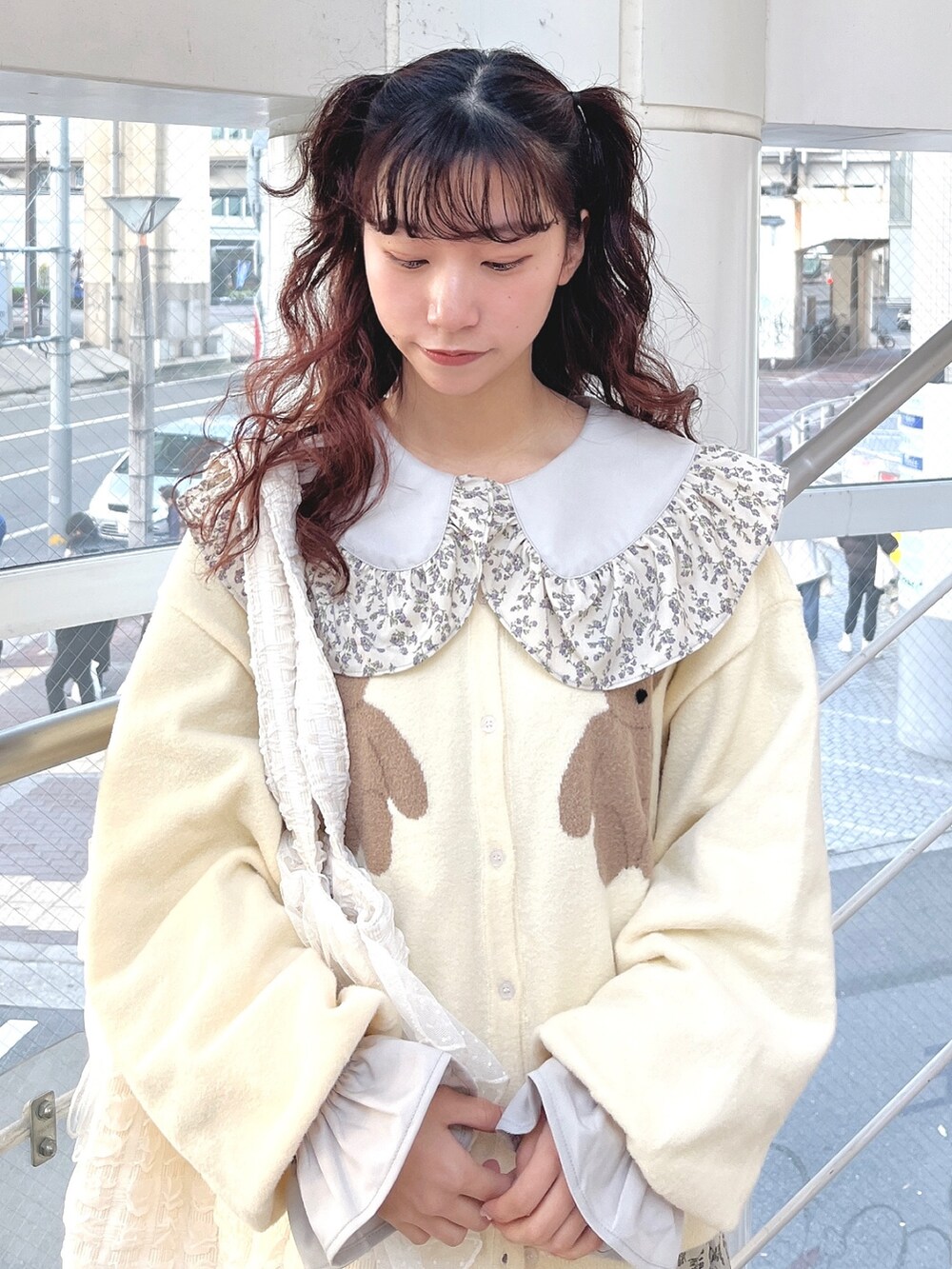 ブルー系のワンピース、ホワイト系のカーディガン/ボレロ、ホワイト系のトートバッグを着用したレディースの冬コーディネートの4枚目の写真