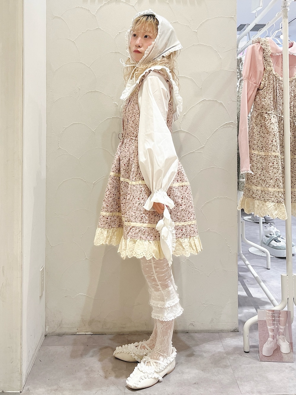 ホワイト系のシャツ/ブラウス、ピンク系のワンピース、ホワイト系のその他パンツを着用したレディースの冬コーディネートの4枚目の写真