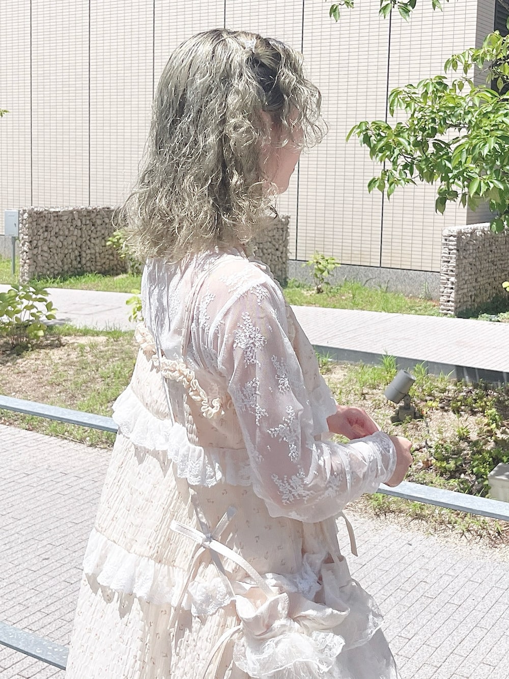 ホワイト系のTシャツ/カットソー、ホワイト系のチュニック、ホワイト系のショルダーバッグを着用したレディースの夏コーディネートの4枚目の写真