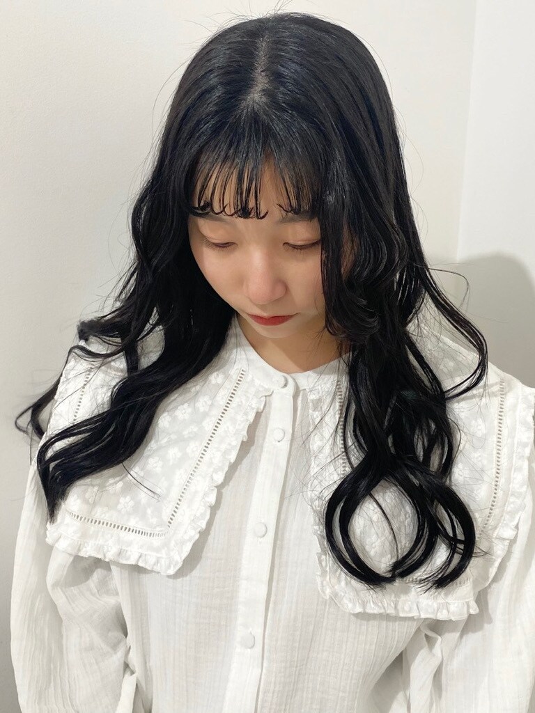 ホワイト系のシャツ/ブラウス、グリーン系のスカート、ブルー系のショルダーバッグを着用したレディースの冬コーディネートの3枚目の写真