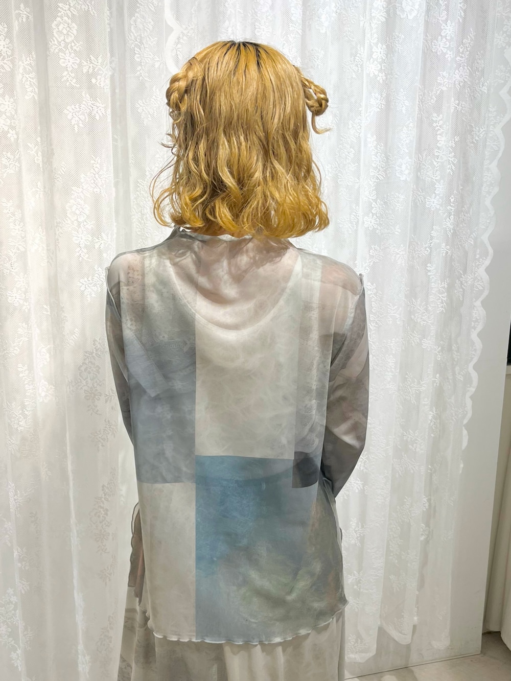 グリーン系のTシャツ/カットソー、グリーン系のスカート、ピンク系のスニーカーを着用したレディースの夏コーディネートの8枚目の写真