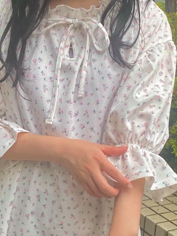 ホワイト系のその他パンツ、ホワイト系のサンダル、ホワイト系のTシャツ/カットソーを着用したレディースの夏コーディネートの6枚目の写真