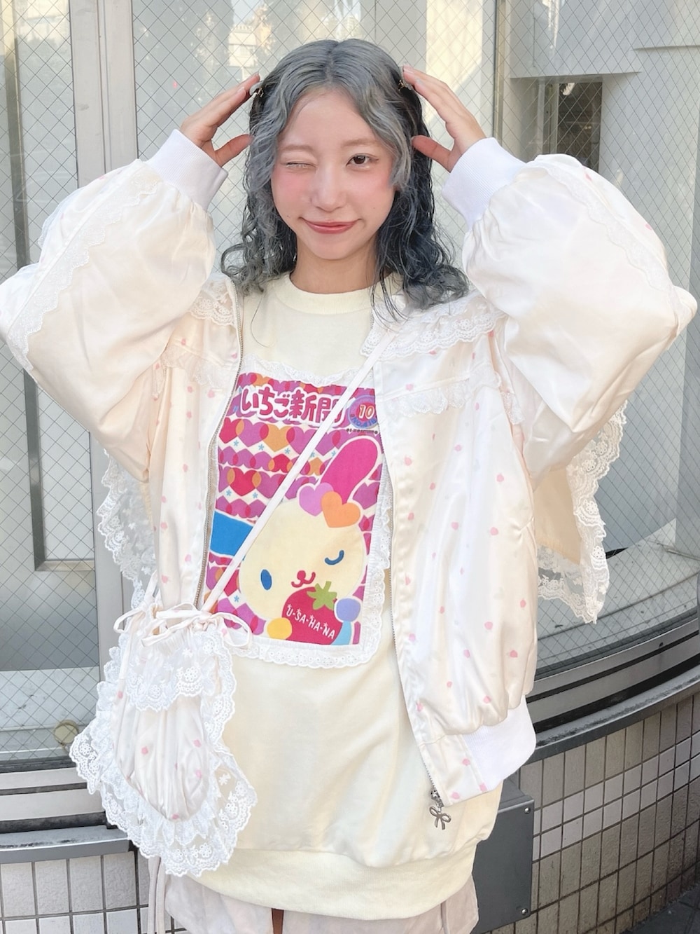 ピンク系のブルゾン、ベージュ系のスウェット、ホワイト系のスカートを着用したレディースの秋コーディネートの4枚目の写真