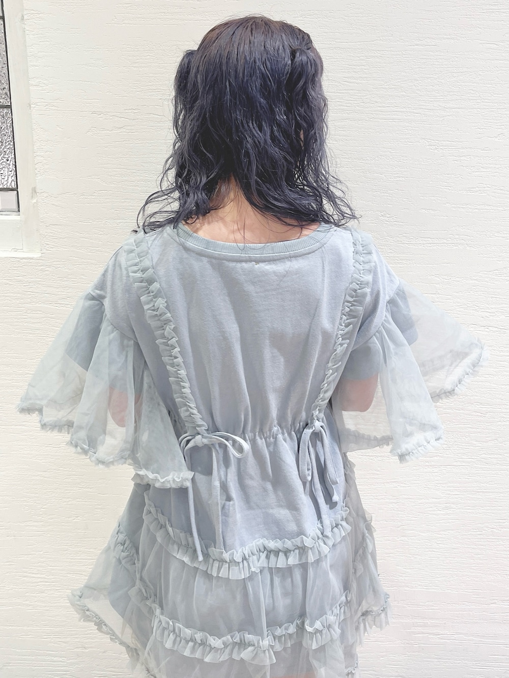 ブルー系のワンピース、ホワイト系のスニーカーを着用したレディースの春コーディネートの8枚目の写真