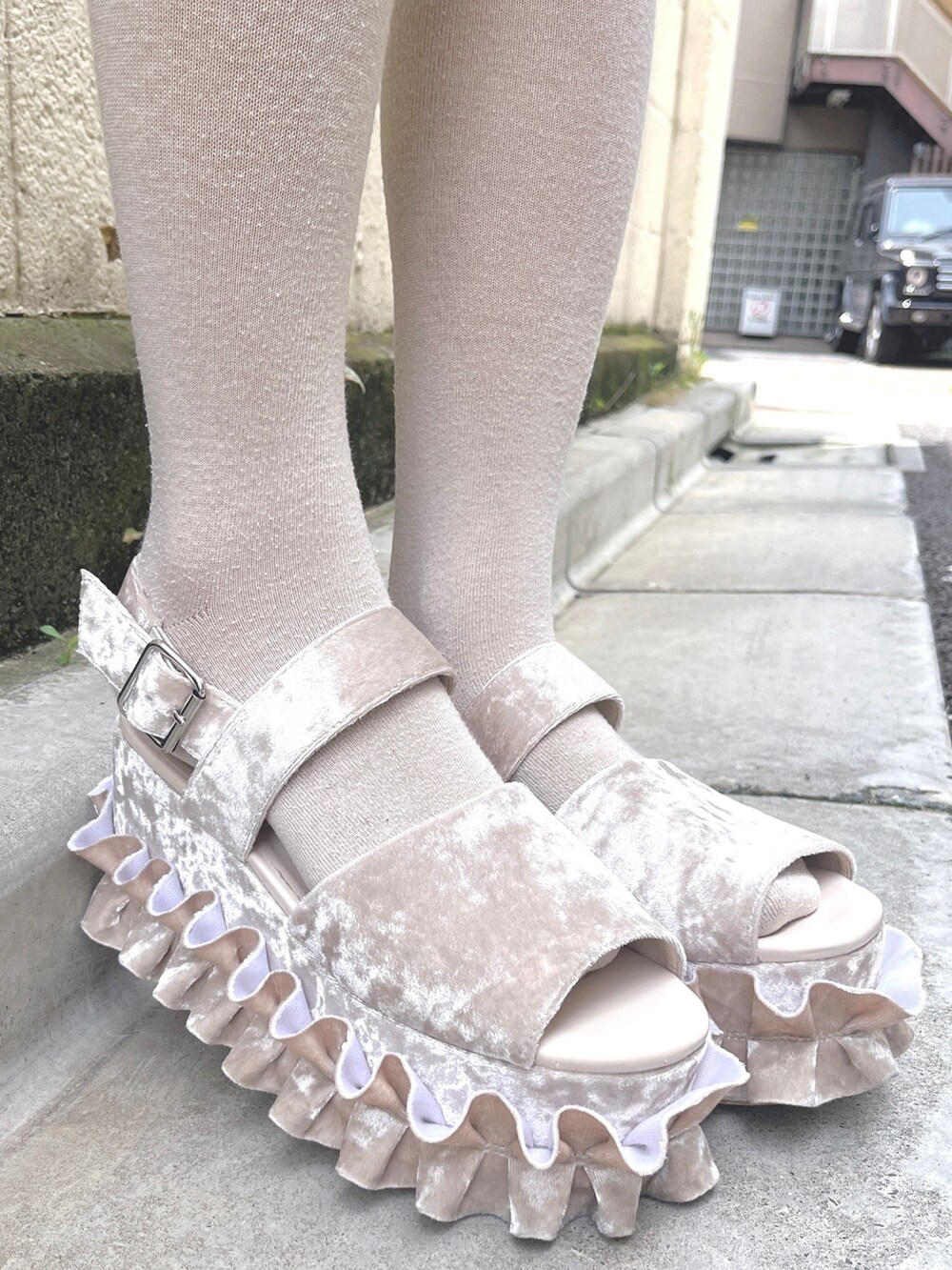 ホワイト系のサンダル、ブルー系のスウェットパンツ、ブルー系のニット/セーターを着用したレディースの夏コーディネートの7枚目の写真