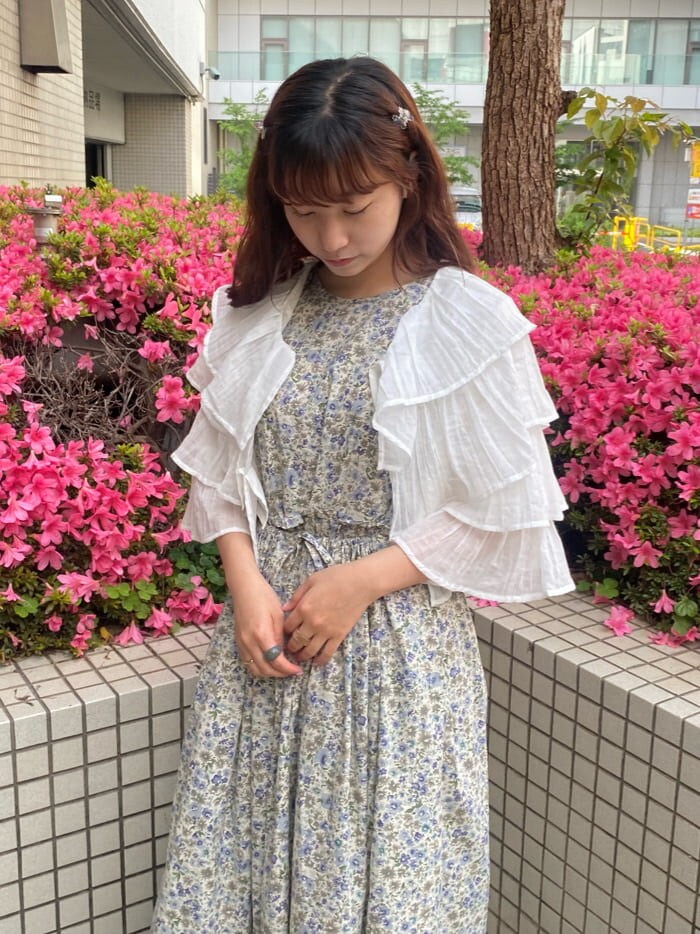 ホワイト系のTシャツ/カットソー、ブラウン系のサンダル、ブルー系のワンピースを着用したレディースの春コーディネートの5枚目の写真