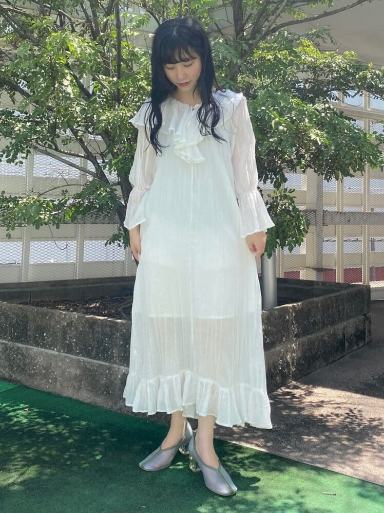 ホワイト系のワンピース、ブルー系のパンプスを着用したレディースの夏コーディネートの2枚目の写真