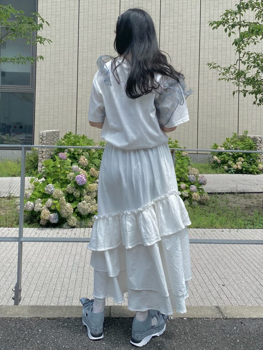 ホワイト系のスカートを着用したレディースの夏コーディネートの3枚目の写真