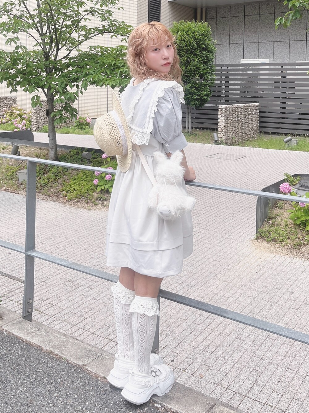 ブルー系のシャツ/ブラウス、ホワイト系のショルダーバッグ、ホワイト系のワンピースを着用したレディースの夏コーディネートの2枚目の写真