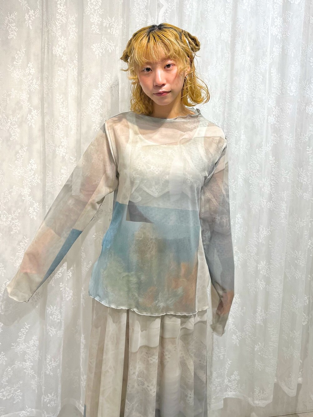 グリーン系のTシャツ/カットソー、グリーン系のスカート、ピンク系のスニーカーを着用したレディースの夏コーディネートの7枚目の写真