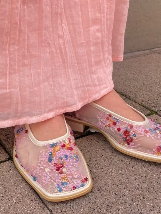 ピンク系のワンピース、ピンク系のパンプス、ピンク系のハンドバッグを着用したレディースの春コーディネートの9枚目の写真