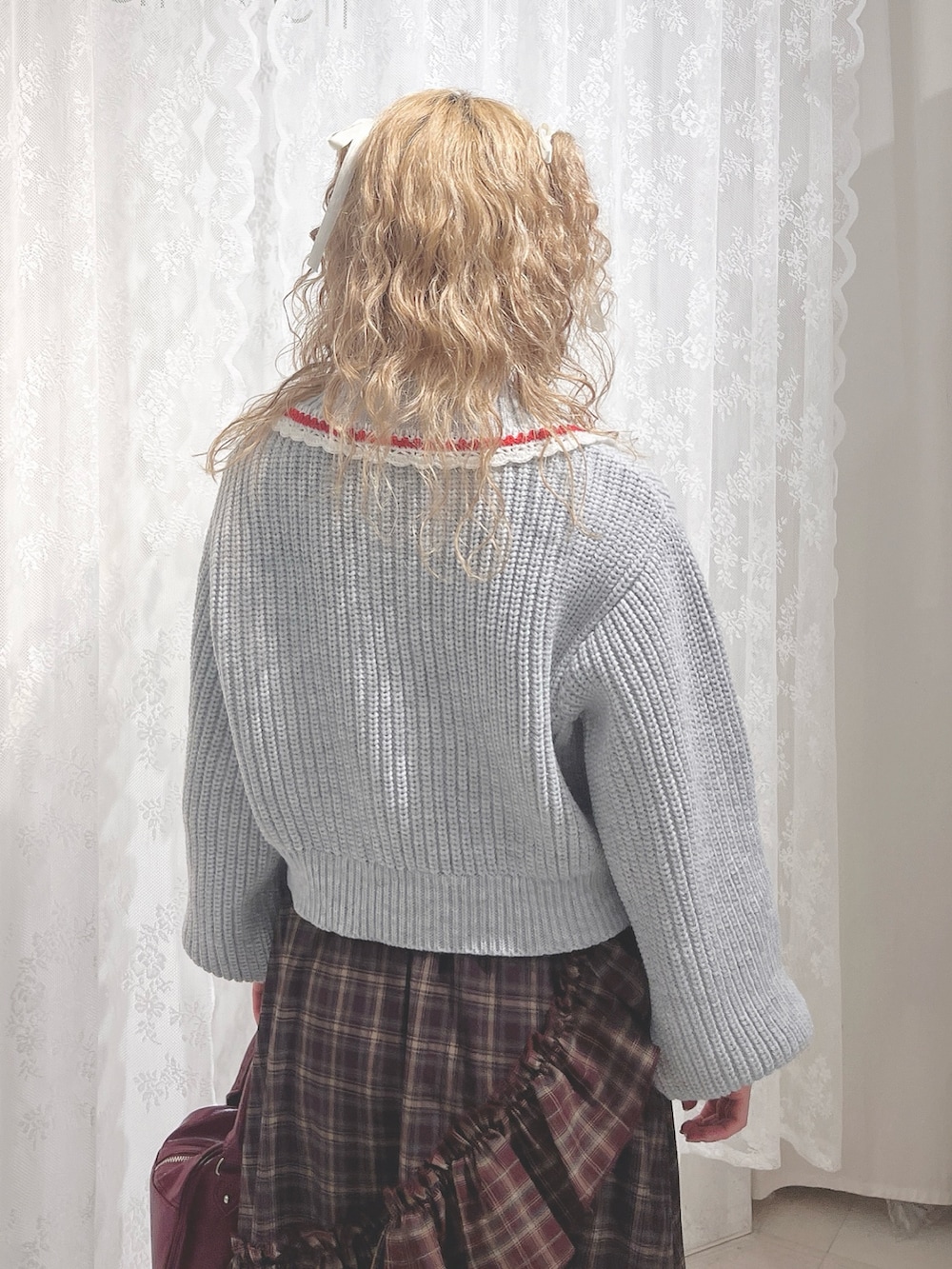 グレー系のカーディガン/ボレロ、レッド系のスカート、レッド系のハンドバッグを着用したレディースの夏コーディネートの7枚目の写真