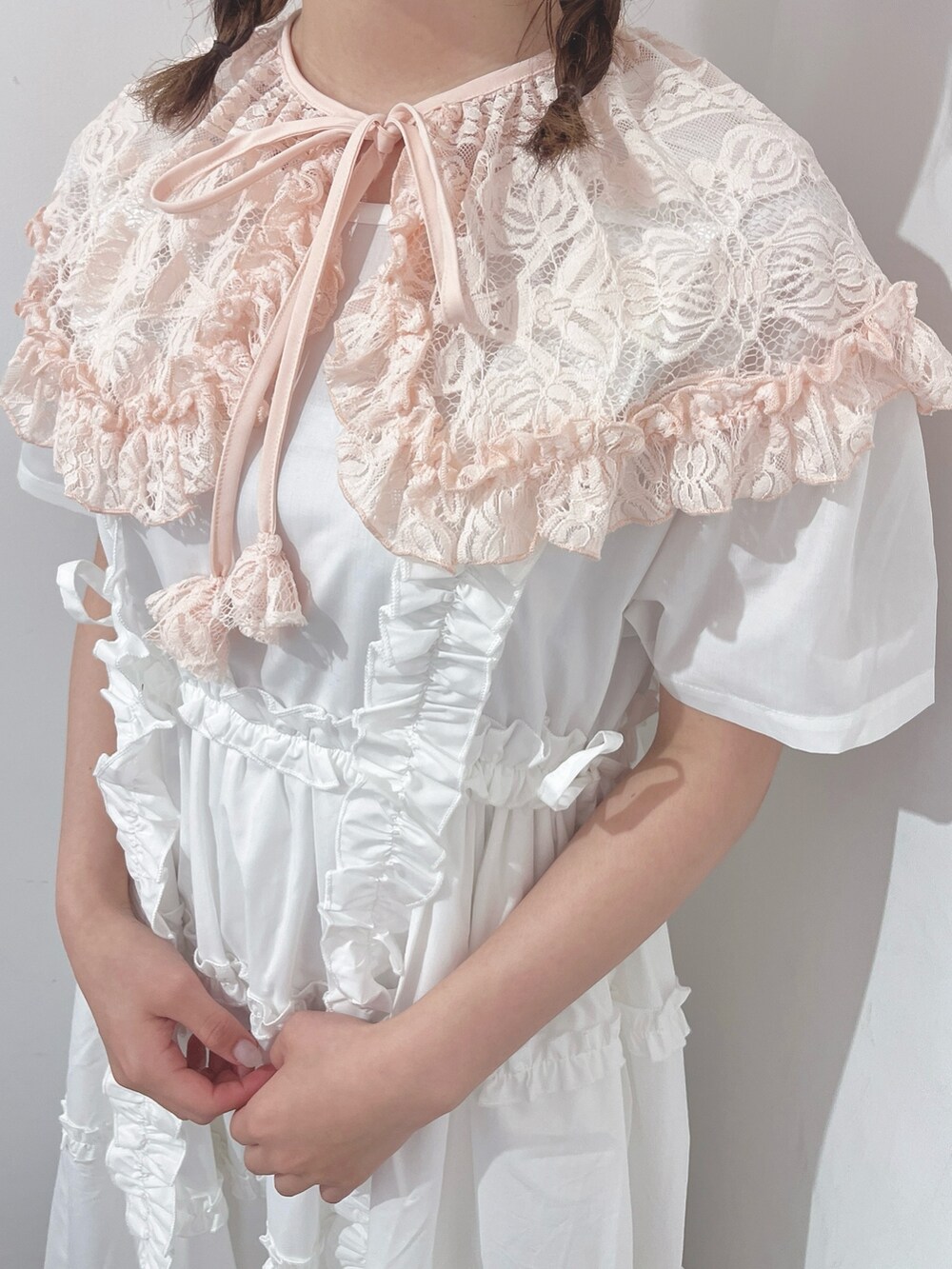 ホワイト系のワンピース、ホワイト系のサンダル、ピンク系の付け襟を着用したレディースの夏コーディネートの6枚目の写真