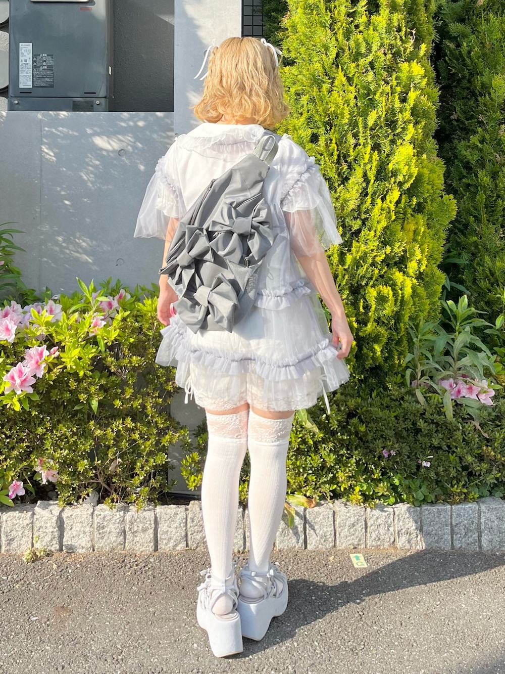 ブルー系のシャツ/ブラウス、ホワイト系のシャツ/ブラウス、ホワイト系のその他パンツを着用したレディースの春コーディネートの3枚目の写真