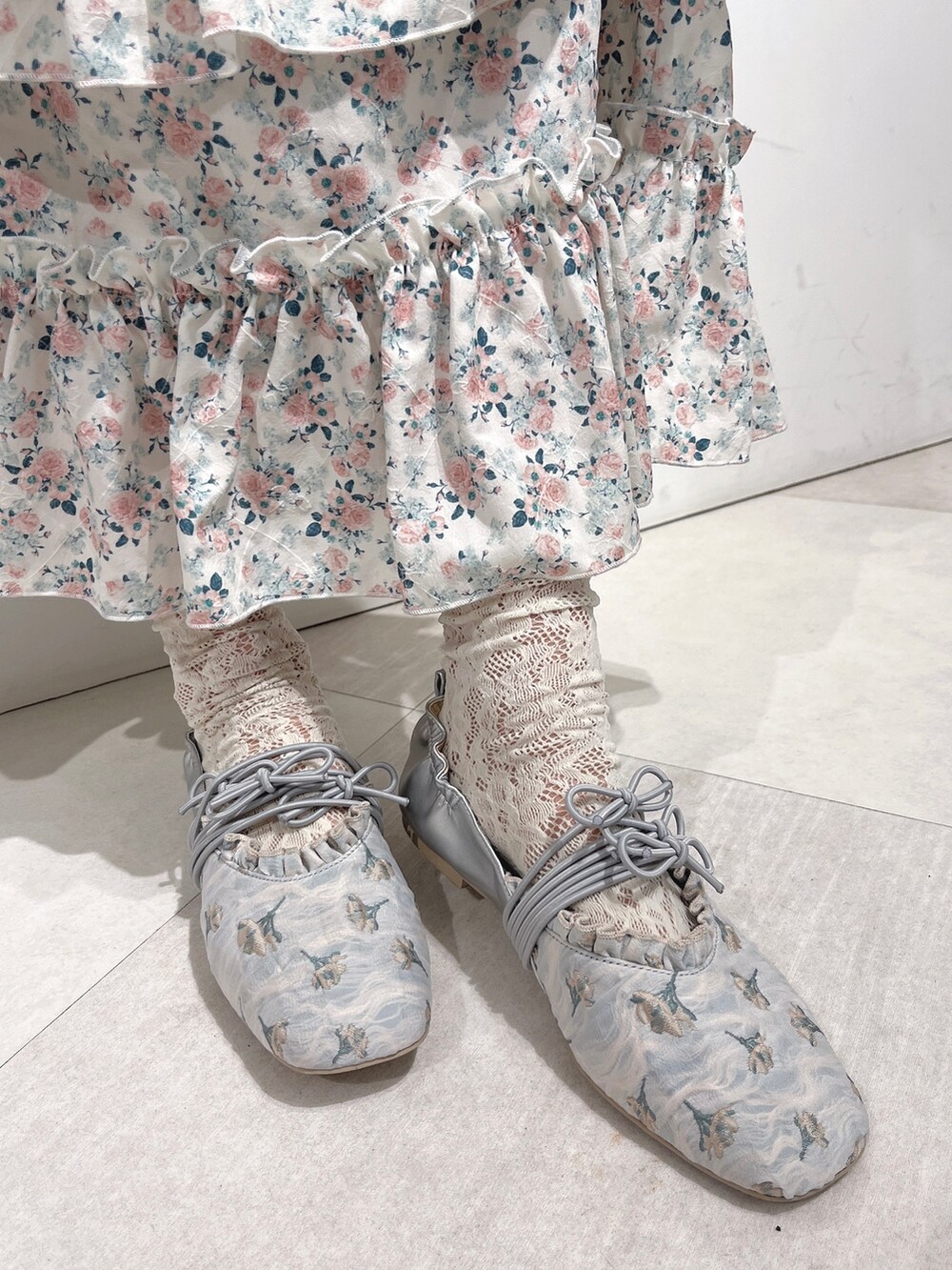 ピンク系のシャツ/ブラウス、ピンク系のスカート、シルバー系のバレエシューズを着用したレディースの冬コーディネートの6枚目の写真