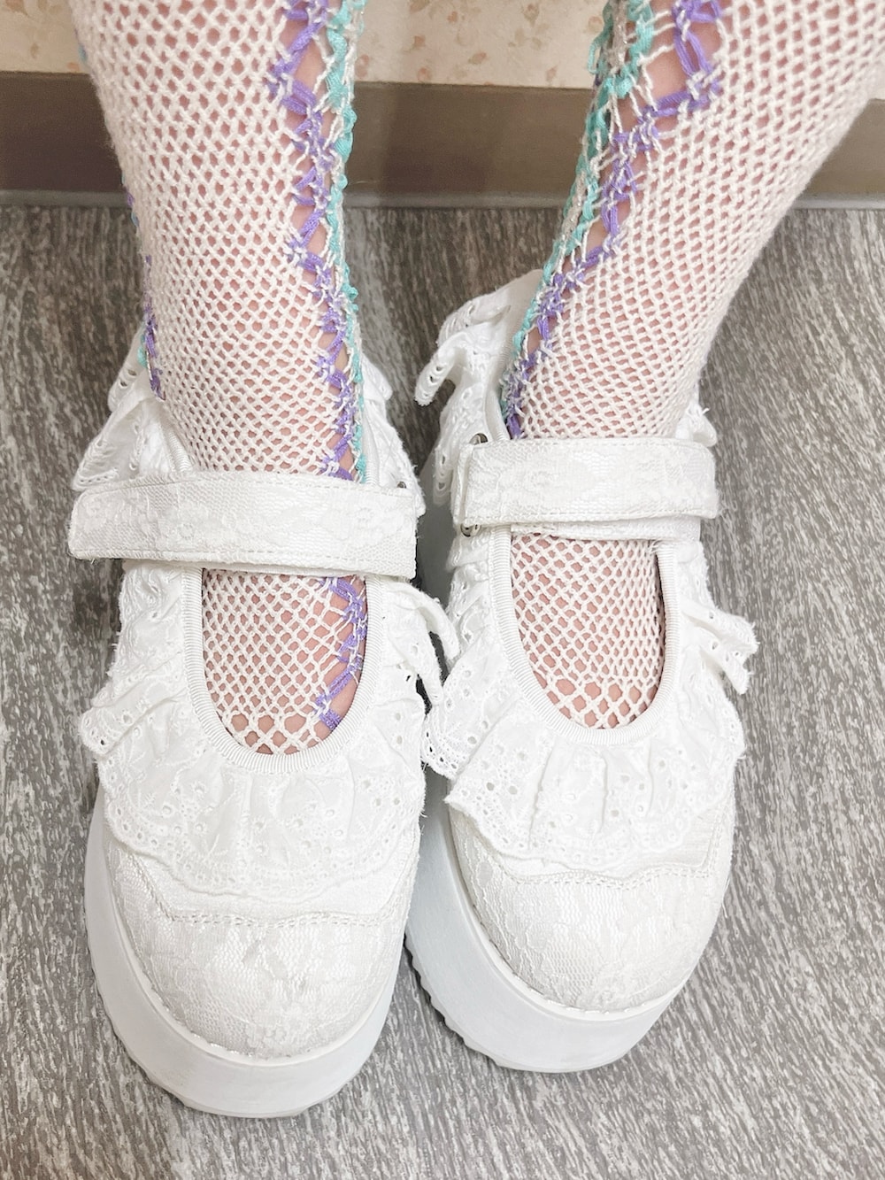 ホワイト系のテーラードジャケット、ホワイト系のTシャツ/カットソー、ブルー系のワンピースを着用したレディースの冬コーディネートの7枚目の写真