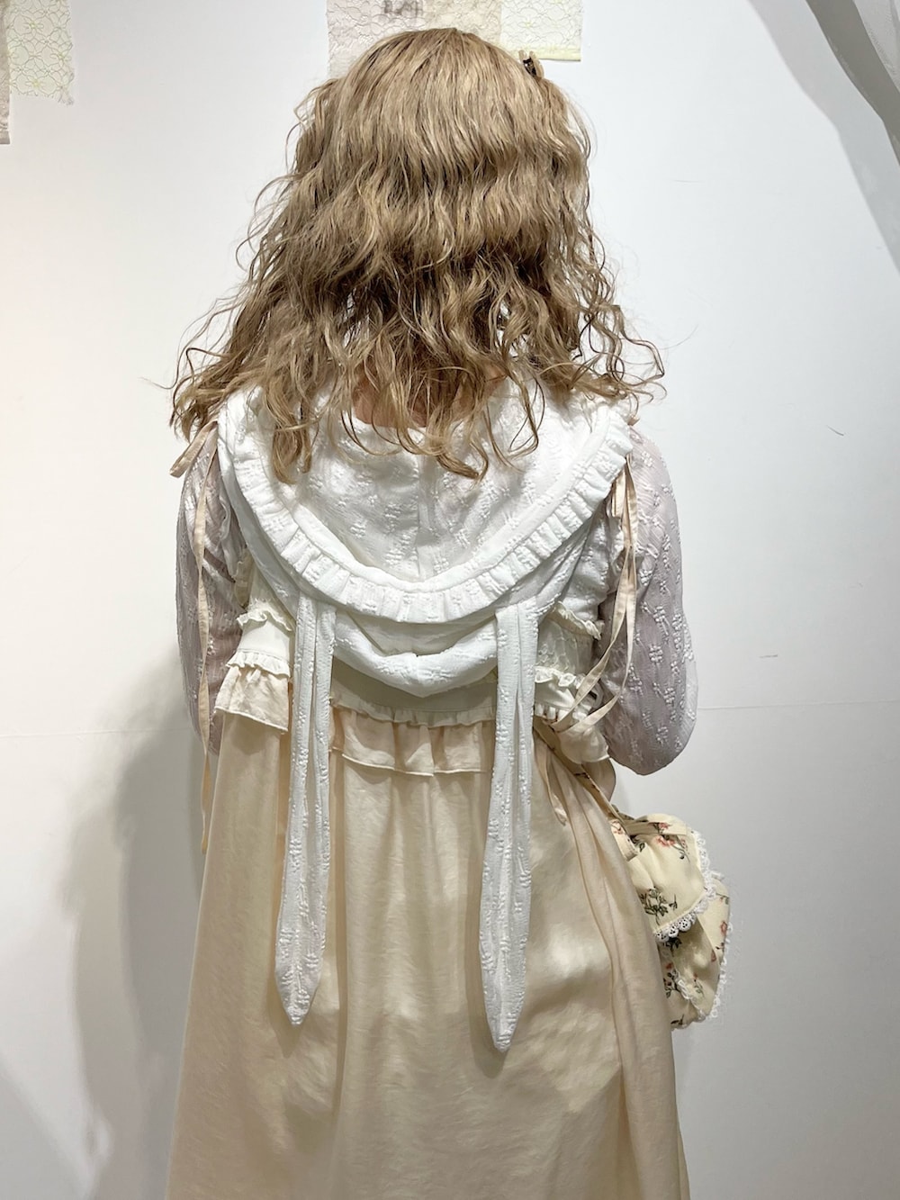 ホワイト系のその他トップス、ホワイト系のTシャツ/カットソー、ホワイト系のショルダーバッグを着用したレディースの秋コーディネートの7枚目の写真