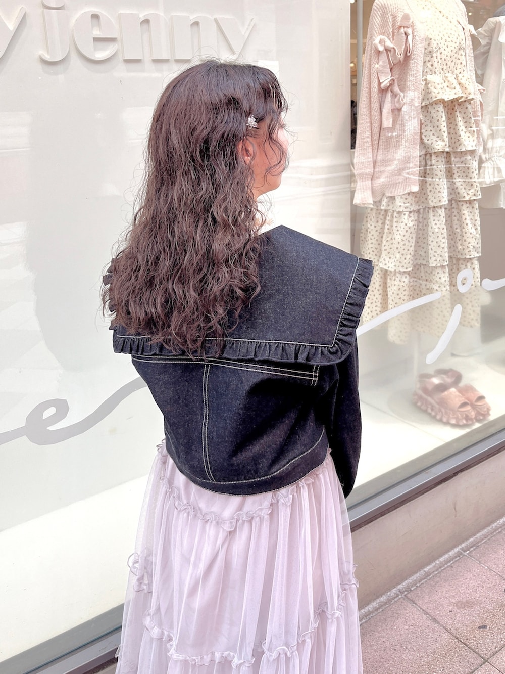 パープル系のワンピース、ブラック系のデニムジャケット、ホワイト系のニット/セーターを着用したレディースの秋コーディネートの3枚目の写真