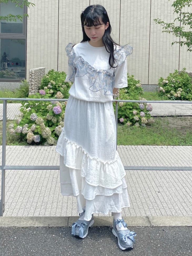 ホワイト系のスカートを着用したレディースの夏コーディネートの2枚目の写真