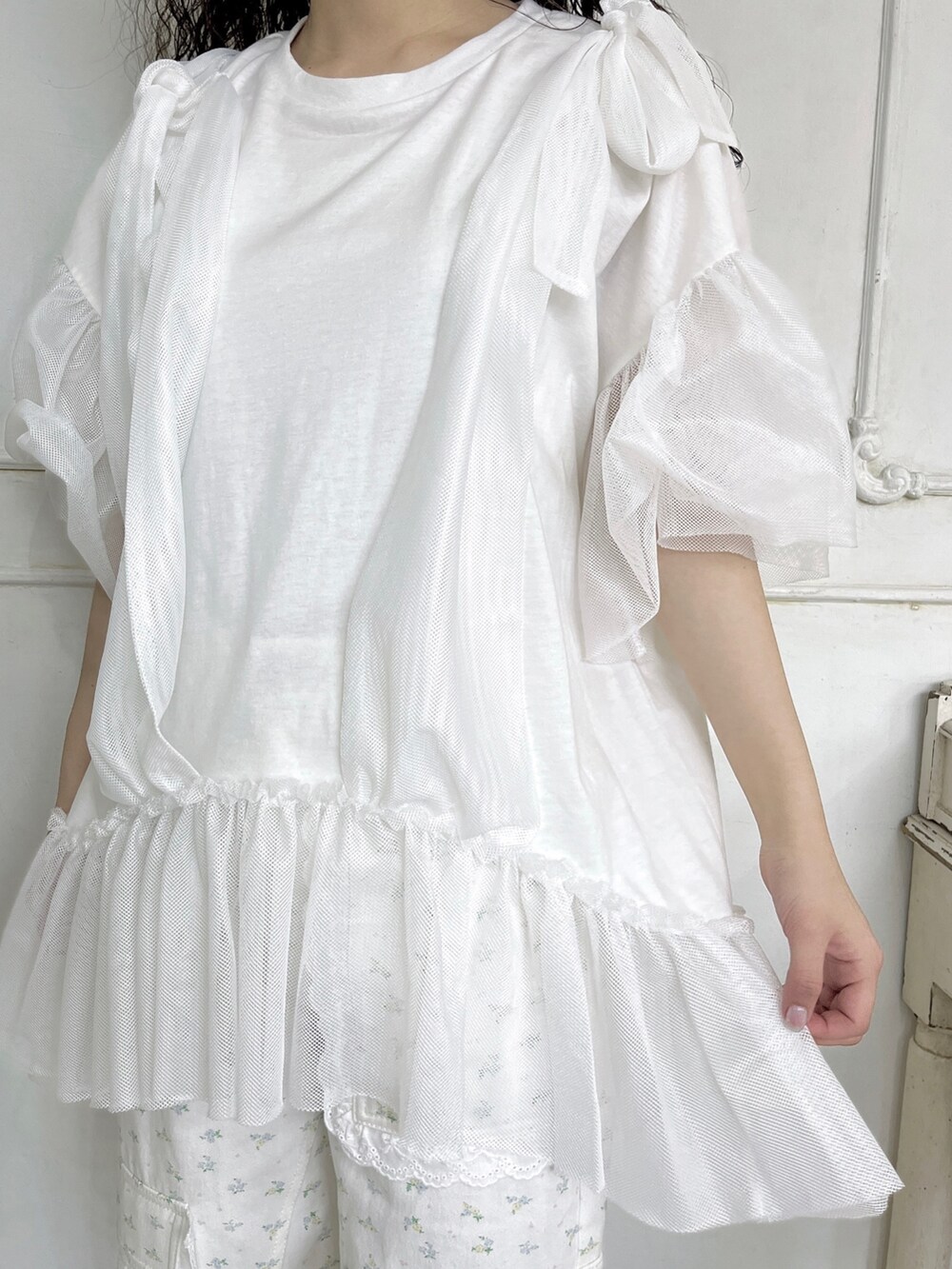 ピンク系のサンダル、ホワイト系のカーゴパンツ、ホワイト系のTシャツ/カットソーを着用したレディースの春コーディネートの8枚目の写真