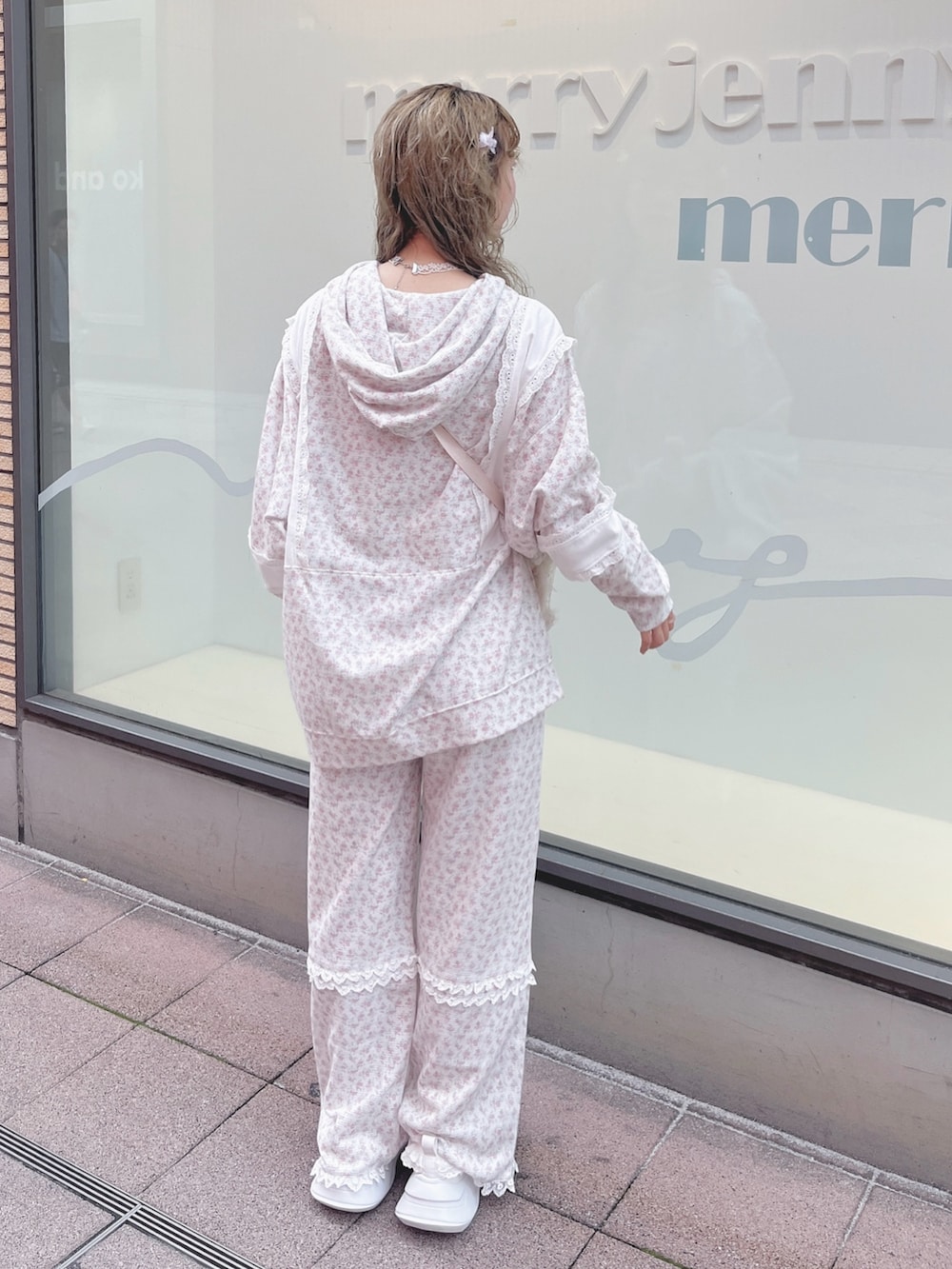 ピンク系のパーカー、ピンク系のカーゴパンツ、ホワイト系のショルダーバッグを着用したレディースの秋コーディネートの3枚目の写真