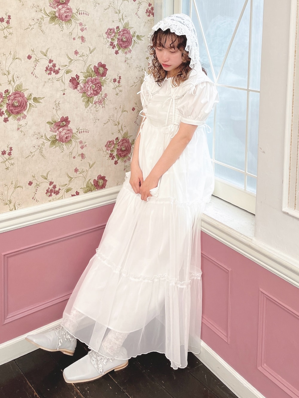 ホワイト系のシャツ/ブラウス、ホワイト系のワンピース、ブルー系のローファーを着用したレディースの夏コーディネートの9枚目の写真