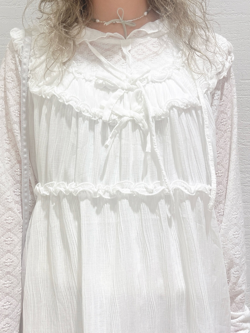 ホワイト系のTシャツ/カットソー、ホワイト系のシャツ/ブラウス、ピンク系のカーゴパンツを着用したレディースの夏コーディネートの8枚目の写真