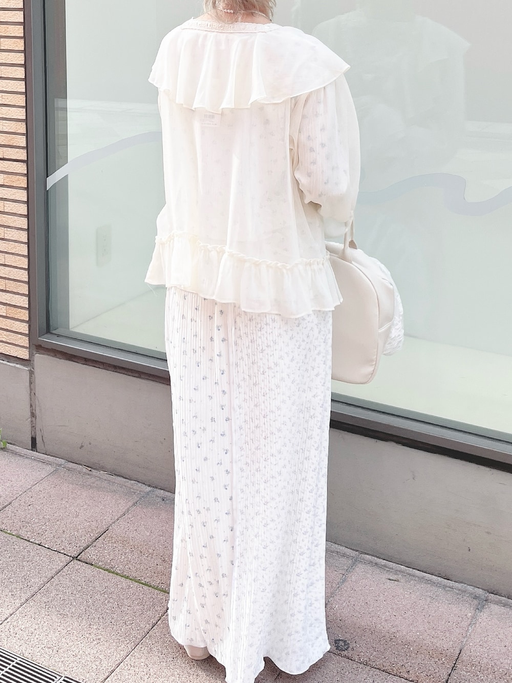 ホワイト系のカーディガン/ボレロ、ブルー系のTシャツ/カットソー、パープル系のスカートを着用したレディースの春コーディネートの5枚目の写真