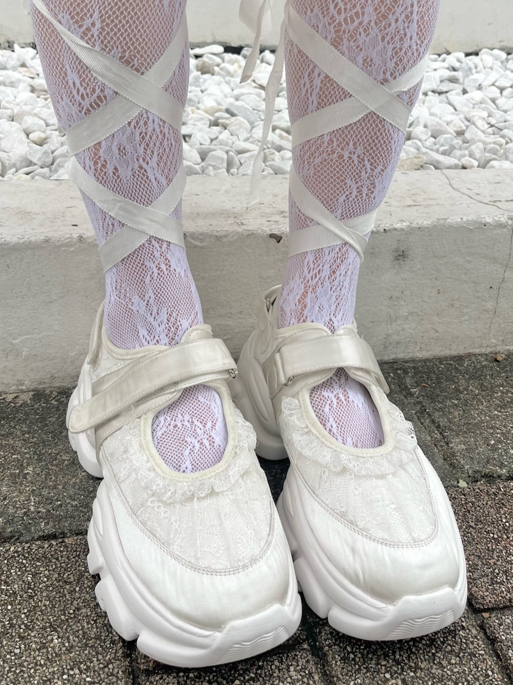 ピンク系のワンピース、シルバー系のシャツ/ブラウス、ホワイト系のスニーカーを着用したレディースの秋コーディネートの7枚目の写真