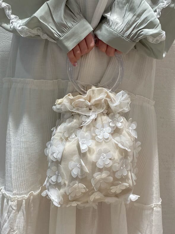 グリーン系のシャツ/ブラウス、ブルー系のパンプス、ホワイト系のワンピースを着用したレディースの冬コーディネートの6枚目の写真