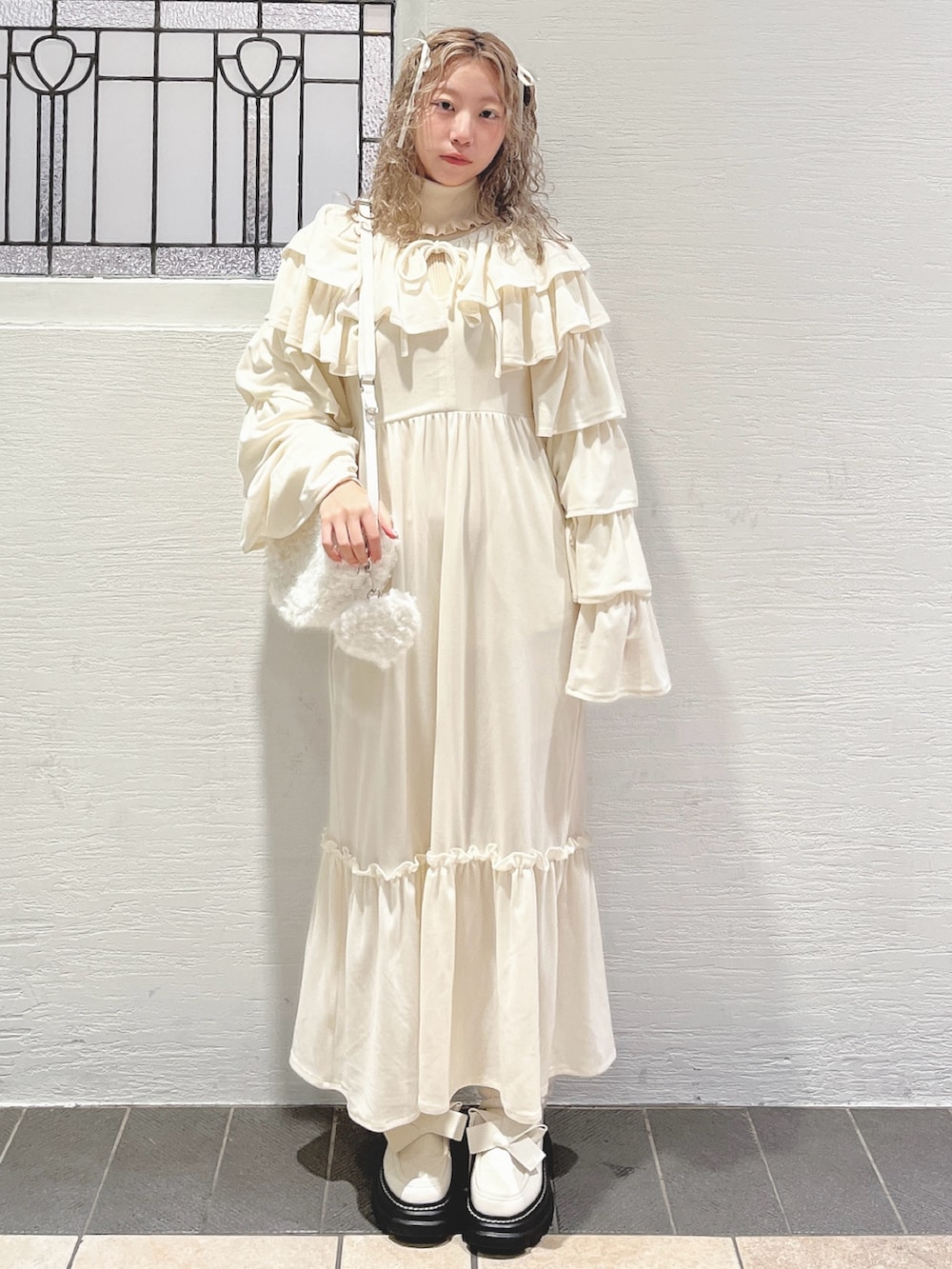 ホワイト系のカーディガン/ボレロ、ホワイト系のワンピース、ホワイト系のニット/セーターを着用したレディースの秋コーディネートの2枚目の写真