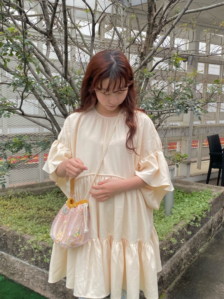 ブルー系のその他パンツ、ホワイト系のスニーカー、ピンク系のショルダーバッグを着用したレディースの春コーディネートの4枚目の写真