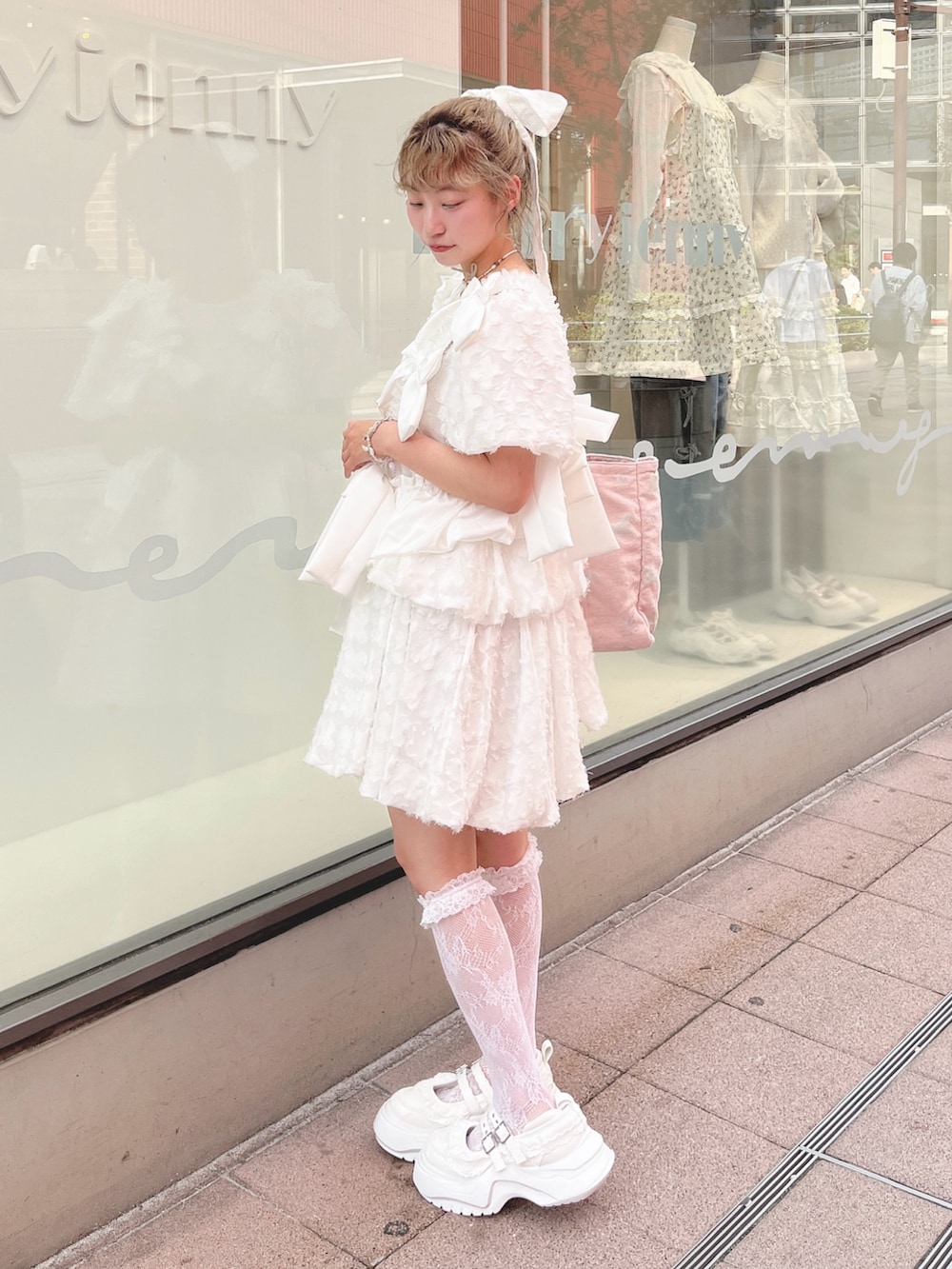 ホワイト系のワンピース、ピンク系のトートバッグ、ホワイト系のスニーカーを着用したレディースの夏コーディネートの2枚目の写真