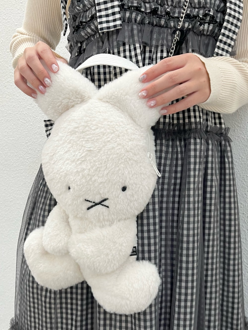 ブラック系のワンピース、ホワイト系のニット/セーター、ブラック系のローファーを着用したレディースの秋コーディネートの4枚目の写真