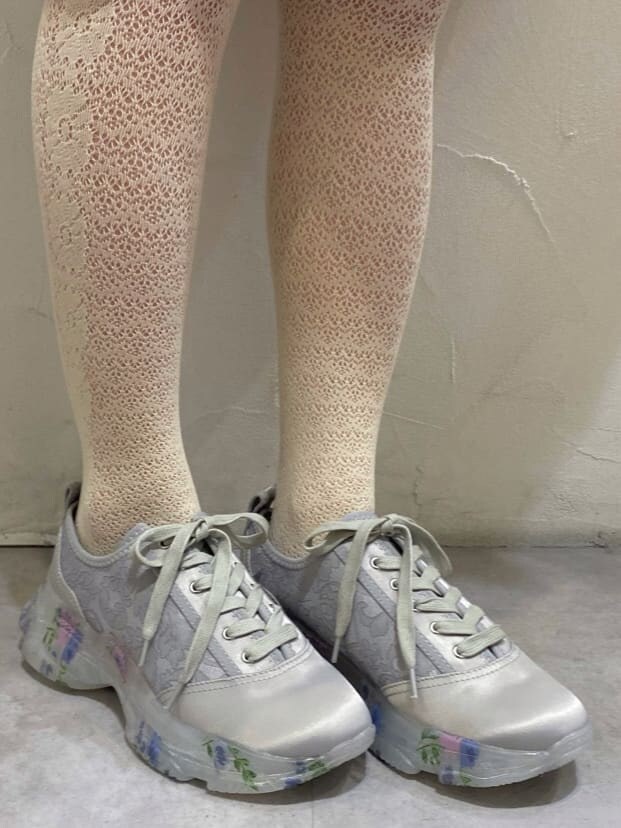 ブルー系のその他アウター、ホワイト系のワンピース、ブルー系のスニーカーを着用したレディースの秋コーディネートの7枚目の写真