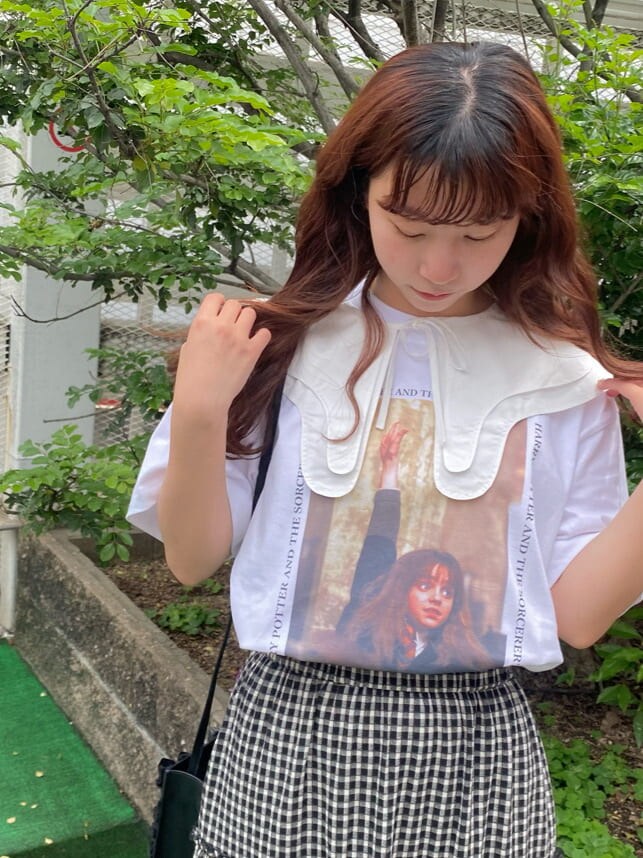 ブラック系のスカート、ブラック系のサンダル、ブラック系のショルダーバッグを着用したレディースの春コーディネートの4枚目の写真