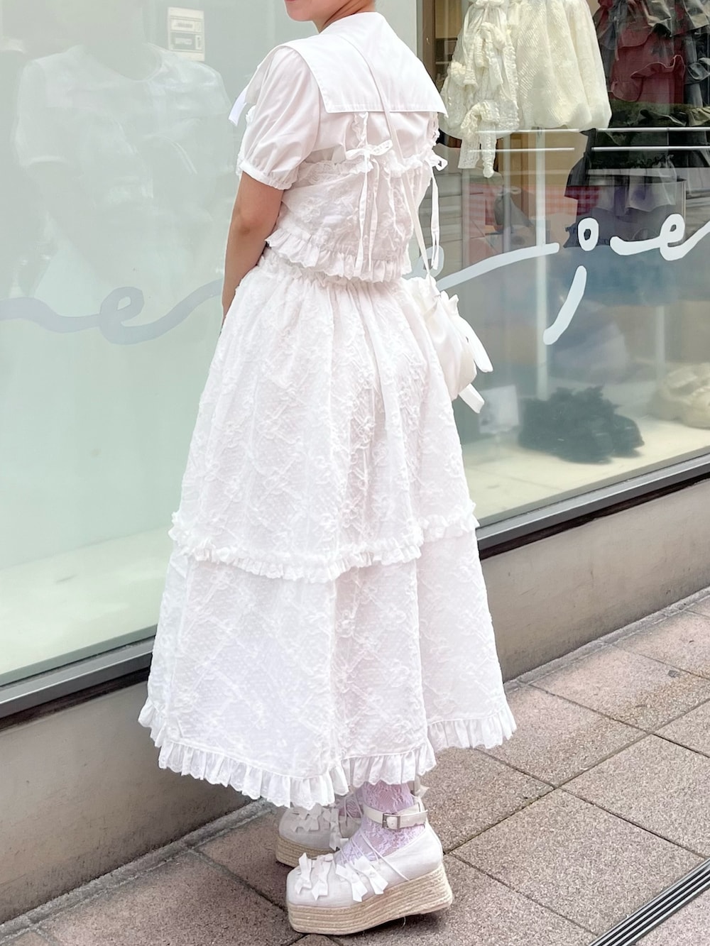 ホワイト系のシャツ/ブラウス、ホワイト系のシャツ/ブラウス、ホワイト系のスカートを着用したレディースの夏コーディネートの4枚目の写真