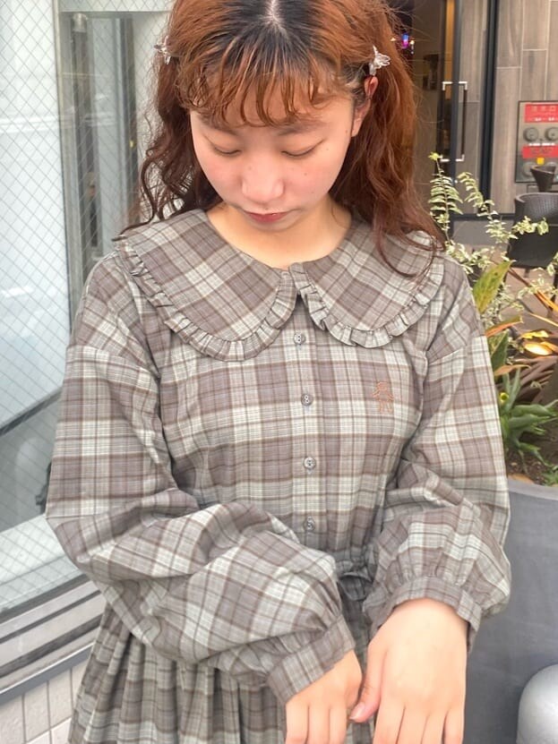 ホワイト系のスニーカー、ブルー系のワンピースを着用したレディースの夏コーディネートの4枚目の写真